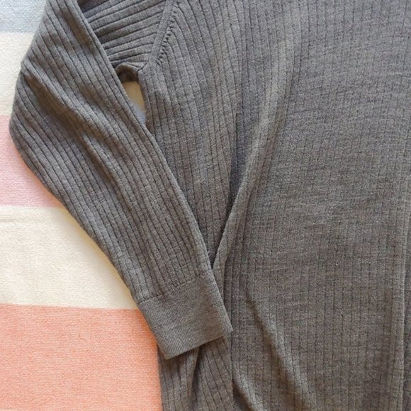 Uniqlo Merino Blend Ribbed V-Neck Sweater Gray - Picture 4 of 11